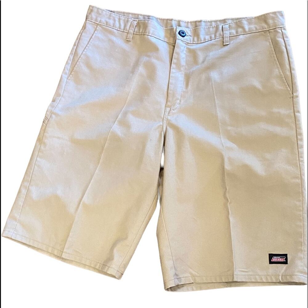 Dickies men’s size 38 long Flat front Bermuda shorts in khaki.